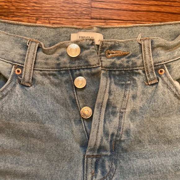 Forever 21 light washed blue ripped jeans - Picture 2 of 8